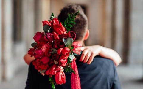 属狗人2019年的爱情在哪个方位?桃花运在这个方向