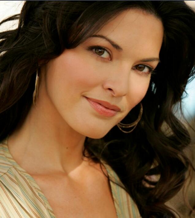 星座:双子座身高:生肖:龙体重:阿兰娜·德拉·伽兹(alana de la garza