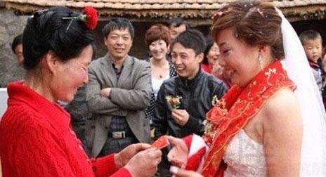 结婚时新娘为什么要给腰带上放钱?