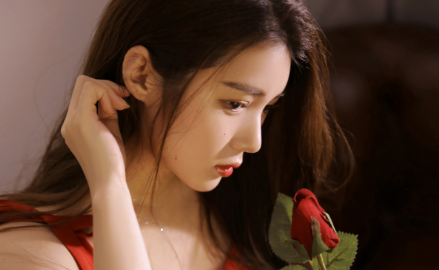 美女15.png 2023年6月8日五行穿衣指南,2023年每日五行穿衣颜色指南