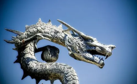 龙3.png 属龙人一生最克3个人,五行最强的属性