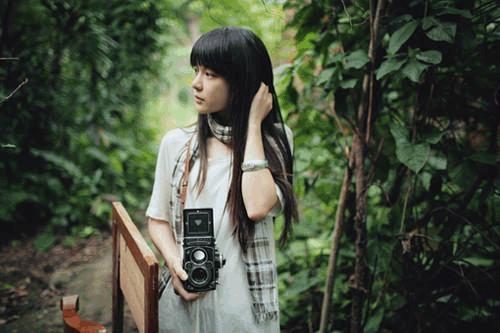 轻松意境文艺范的女生网名,灯光再亮也要抱住你。