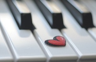 网络流行的QQ微博网名：月老玩断了我的红绳