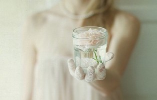 八个字的伤感网名:幸福过后只剩忧伤り