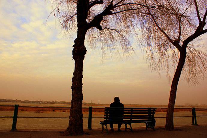 孤独又沧桑的男生网名，花开花落终无果